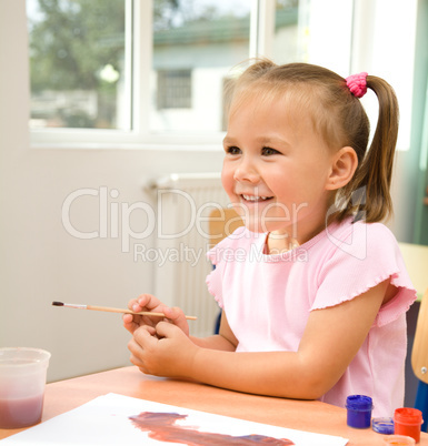 Little girl is play with paints