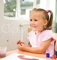 Little girl is play with paints