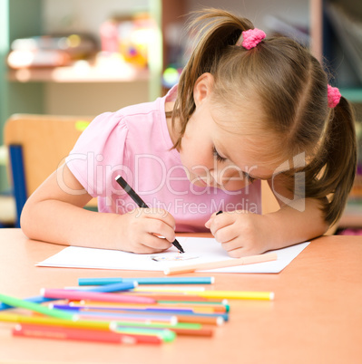 Little girl is drawing with felt-tip pen