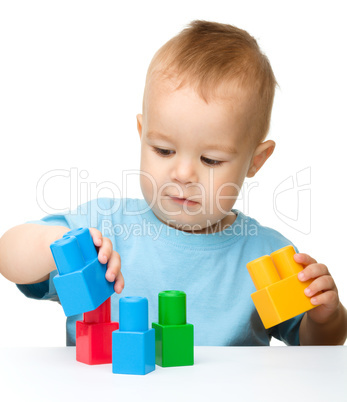 Little boy plays with building bricks