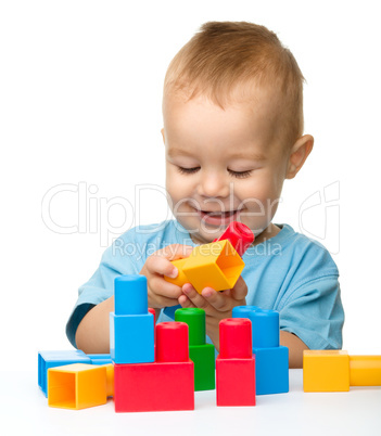 Little boy with building bricks