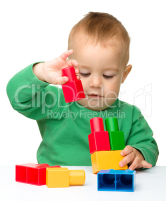 Little boy plays with building bricks