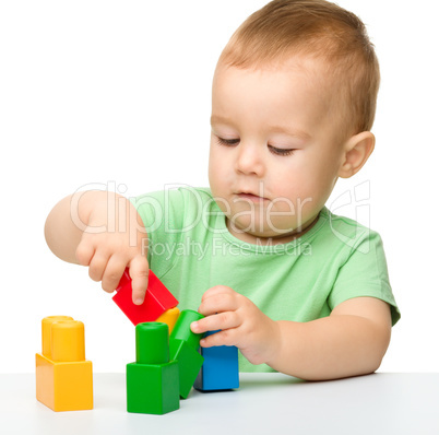 Little boy plays with building bricks