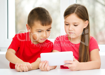 Children are using tablet