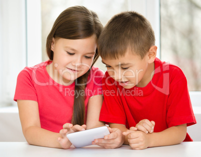Children are using tablet