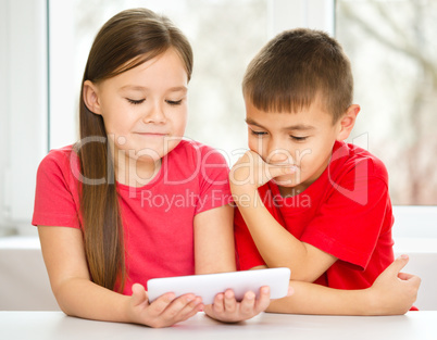 Children are using tablet