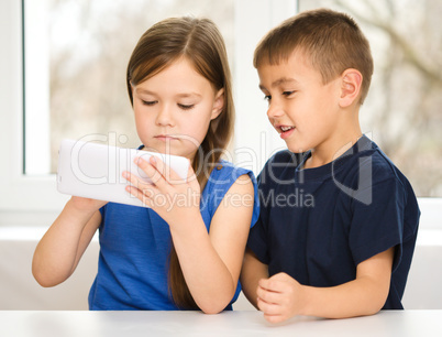 Children are using tablet