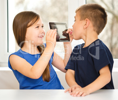 Children are using tablet