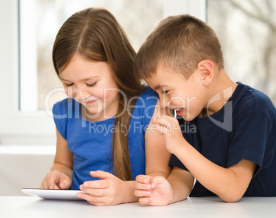 Children are using tablet