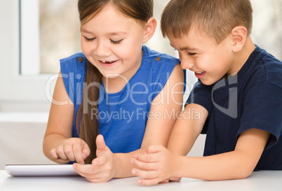 Children are using tablet