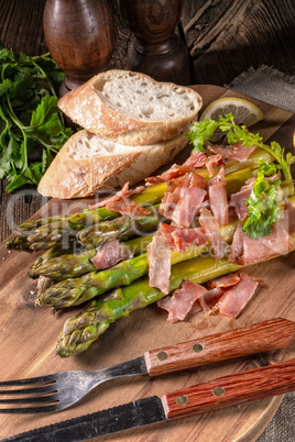 Green asparagus with serrano ham