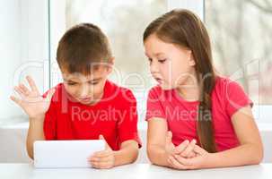 Children are using tablet
