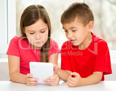 Children are using tablet