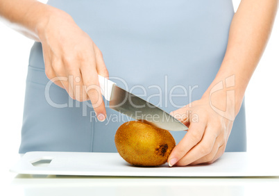 Cook is chopping kiwi fruit