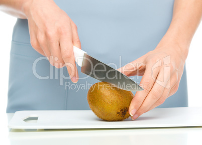 Cook is chopping kiwifruit