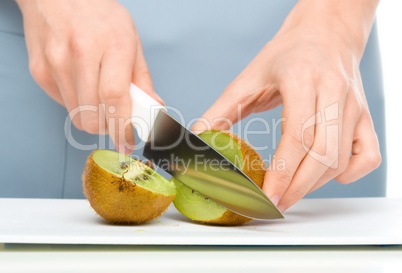 Cook is chopping kiwifruit