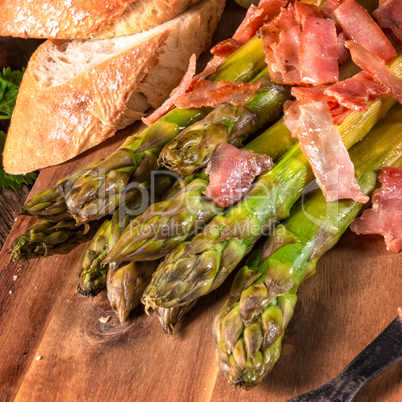 Green asparagus with serrano ham