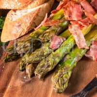 Green asparagus with serrano ham