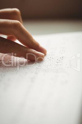 Readinn braille with hands