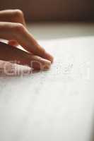 Readinn braille with hands