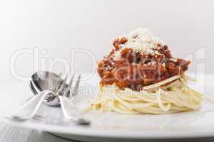 Spaghetti mit Sauce Bolognese auf einem Teller