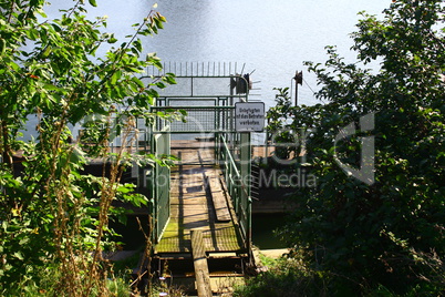 Steg im Duisburger Hafen