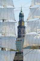 Segelschiff vor dem Michel in Hamburg, Deutschland