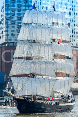 Segelschiff vor der Elbphilharmonie in Hamburg, Deutschland