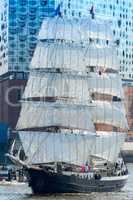 Segelschiff vor der Elbphilharmonie in Hamburg, Deutschland