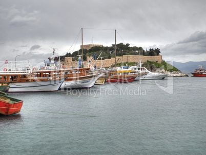 Boote an der Taubeninsel bei Kusadasi