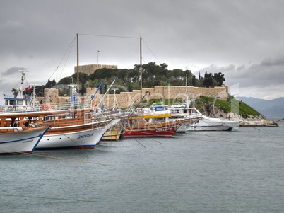 Boote an der Taubeninsel bei Kusadasi