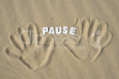 Pause Wort Buchstaben Sand