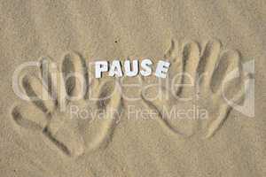 Pause Wort Buchstaben Sand