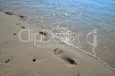 Spuren im Sand am Meer