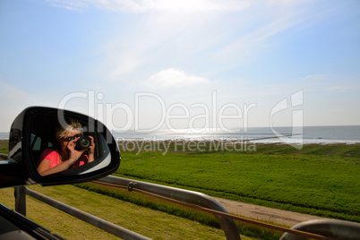 Frau mit Kamera im Auto Autozug Sylt