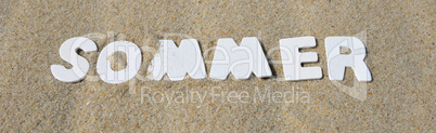 Sommer Buchstabend im Sand am Strand