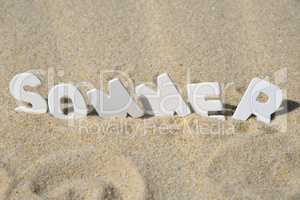 Sommer Buchstabend im Sand am Strand