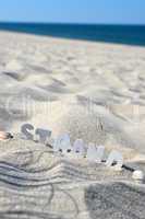 Strand Buchstabend im Sand Urlaub