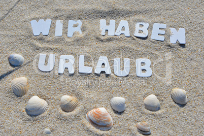 Wir haben Urlaub Text im Sand