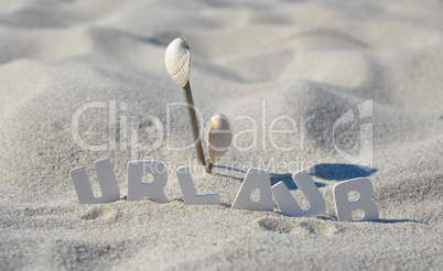 Urlaub Strand Buchstabend im Sand