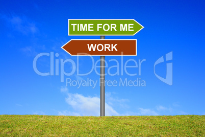 Schild Wegweiser zeigt Time for me oder Work