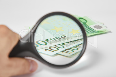 Magnifying Glass on the one hundred Euros