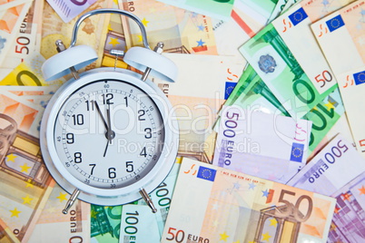 Alarm clock for euro banknotes