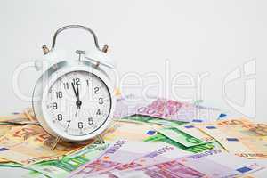 Alarm clock for euro banknotes