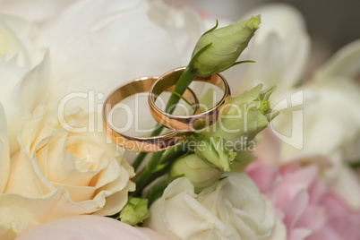 wedding rings on the bouquet