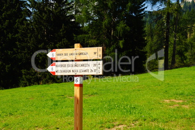 Schilder in den Dolomiten
