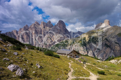 Lange Alm in den Dolomiten - Lange Alm Alpine club hut in Dolomites