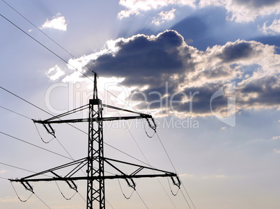 Strommast vor Wolke