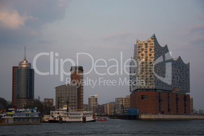 Elbphilharmonie am Abend