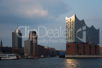 Elbphilharmonie am Abend